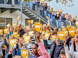 bildung: wie eine ganze schule in ein buch eintaucht